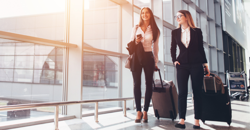Zwei Frauen mit Koffer am Flughafen