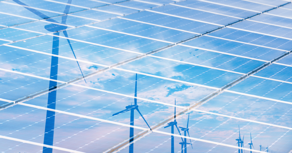 Windräder, die sich in Solarpanels spiegeln