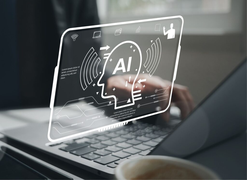 Laptop und weißes Overlay mit einem Kopf und dem Schriftzug "AI"
