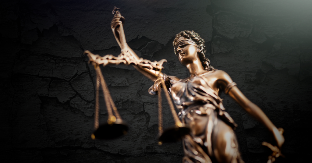 Justitia vor schwarzem Hintergrund